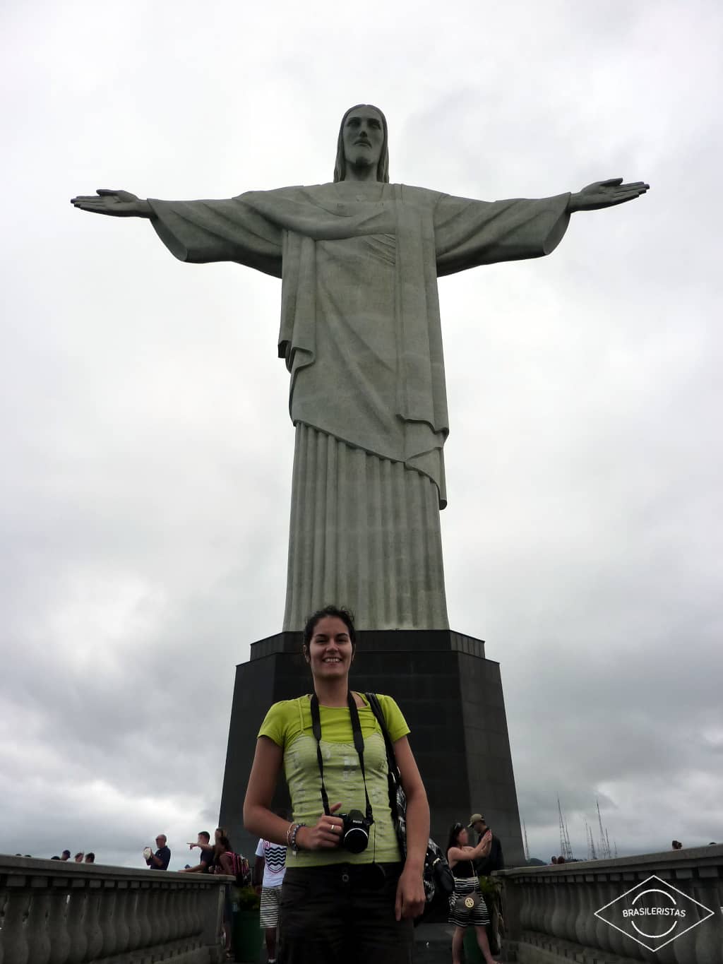 Raquel con la estatua