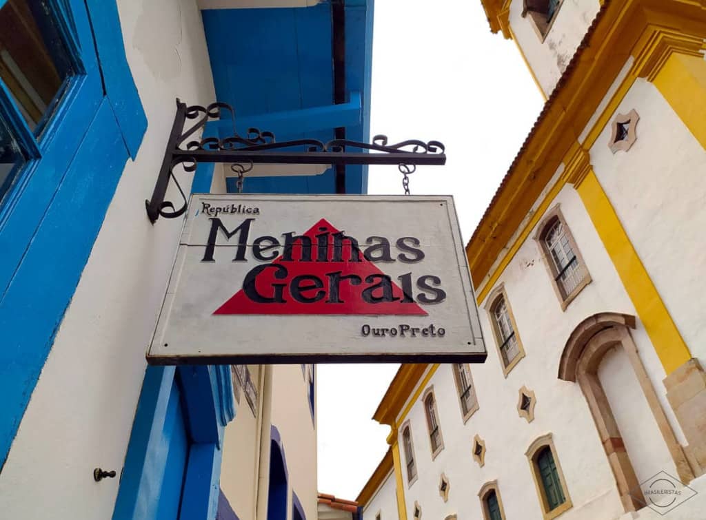 Cartel con el nombre de una de las repúblicas de Ouro Preto